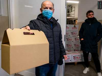 Il proprietario del locale, il 69enne Francesco Franco, ci accoglie all'entrata...